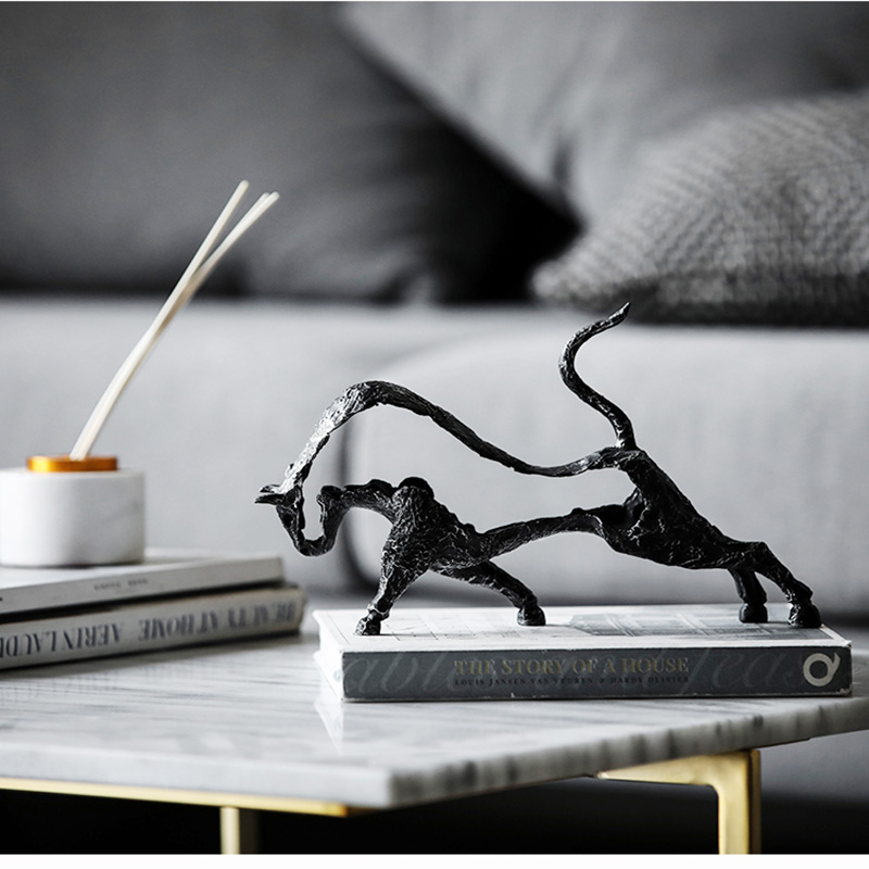 モダンな黒色の空洞彫刻牛の置物、工芸品、デスクトップ装飾品、 - Home Office Layout のレビューと価格